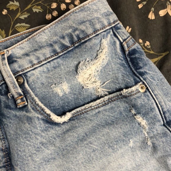 Good American Bombshell High-Waisted Asymmetric Pocket Light Wash Denim Shorts - Picture 5 of 11